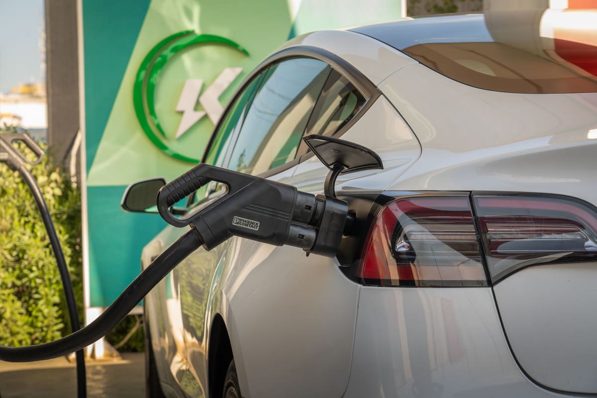 Tableau de bord d'une voiture électrique occasion affichant l'autonomie restante