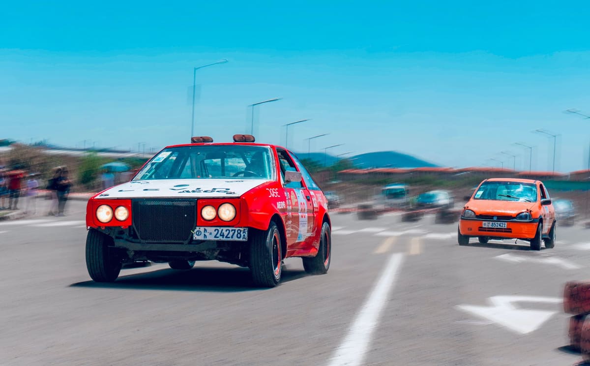 Spectateurs regardant une voiture de rallye au col du Turini pendant le Monte-Carlo