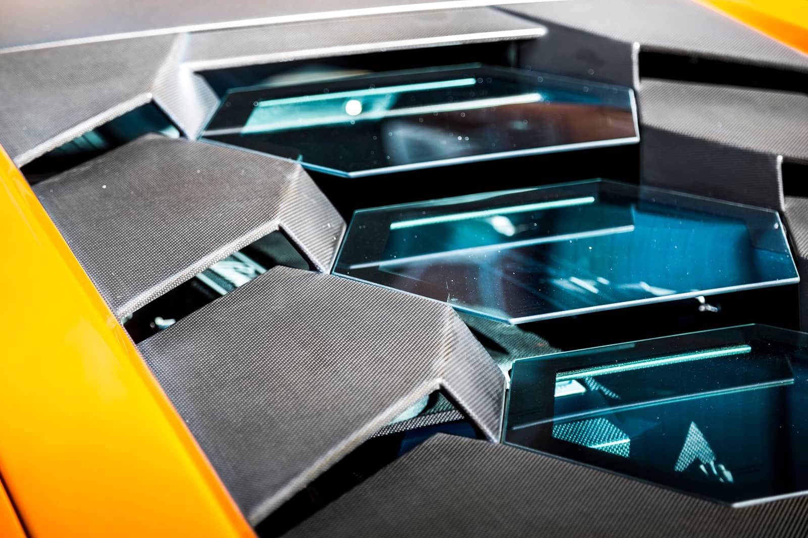 Actualités automobile 2026 avec voitures neuves alignées en concession moderne