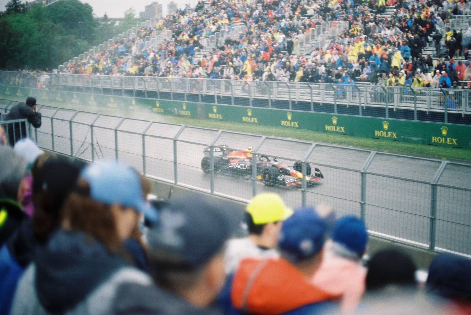 Monoplaces de F1 au départ d'un Grand Prix sur circuit ensoleillé